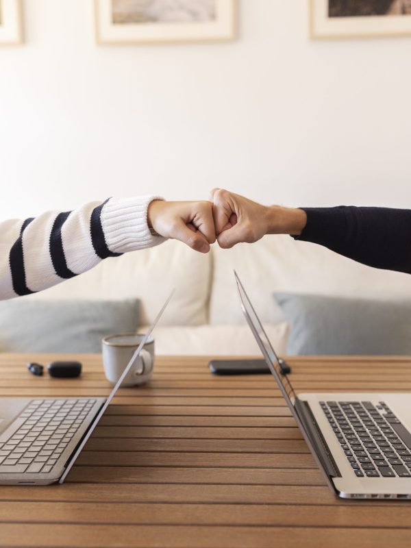 cerca-personas-que-trabajan-casa